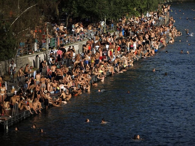 Dicht an dicht sitzen die Menschen am Samstag in Zürich an der Limmat.