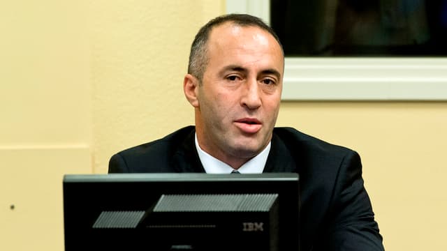 Ramush Haradinaj sitzt hinter einem Computer 