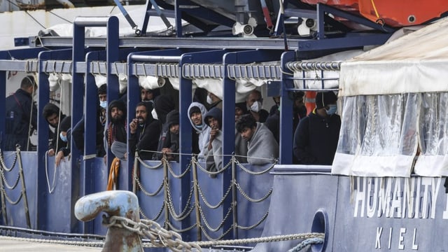 Wartende Migranten in Catania.