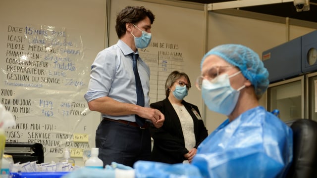 Kanadas Premierminister Justin Trudeau besucht ein Impfzentrum