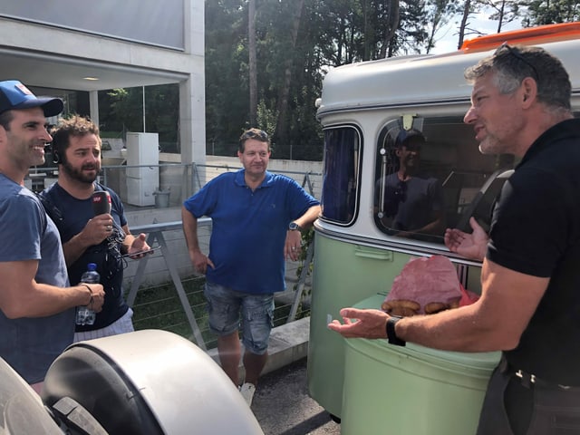 Erstmals hatten Philippe und Marco zwei Fahrer. Auf halber Strecke von Bern nach Interlaken wurde SRF 3-Hörer Markus Bolz (rechts) von Daniel Jaberg (Mitte) abgelöst. 