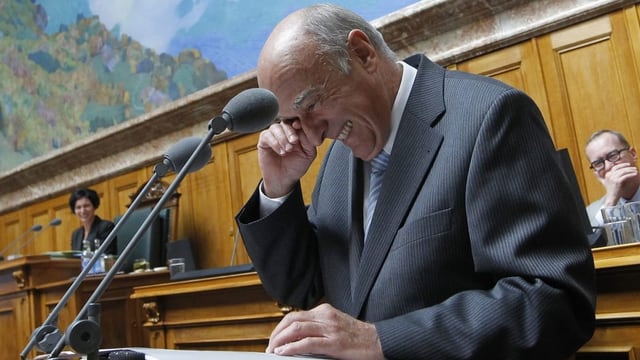 Alt-Bundesrat Hans-Rudolf Merz lacht bei der Beantwortung einer Frage während der Fragestunde im Nationalrat.