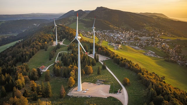 Windräder auf einem Hügel. 