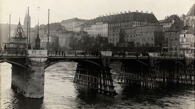 Historische Aufnahme eine alten Brücke mit Blick auf die Stadt.