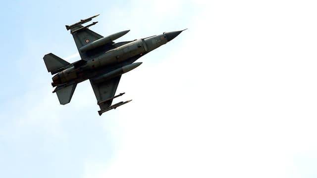 Türkischer F-16-Kampfjet von unten forografiert, mit voller Bewaffnung.