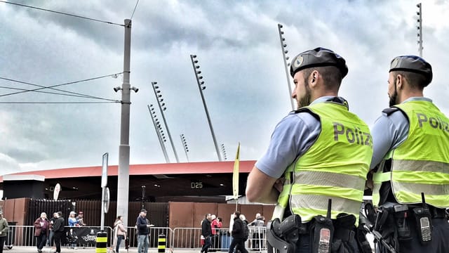 Stadtpolizisten beim Stadion Letzigrund (Symbolbild).