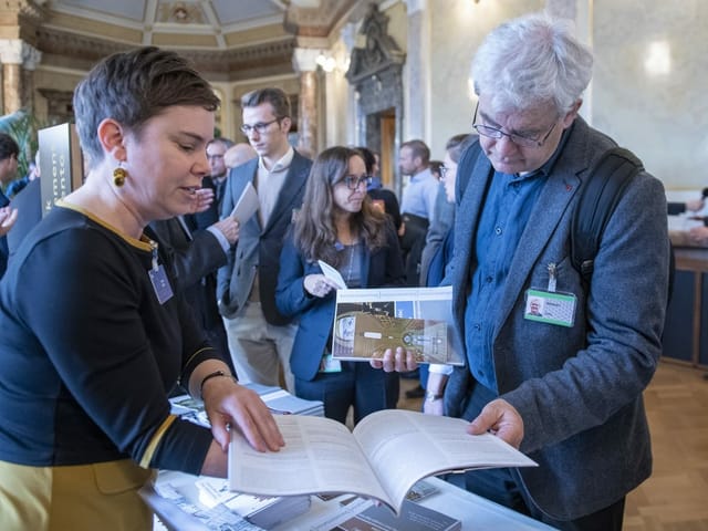 Nationalrat Felix Wettstein (Grüne/SO) wird mit Material eingedeckt.