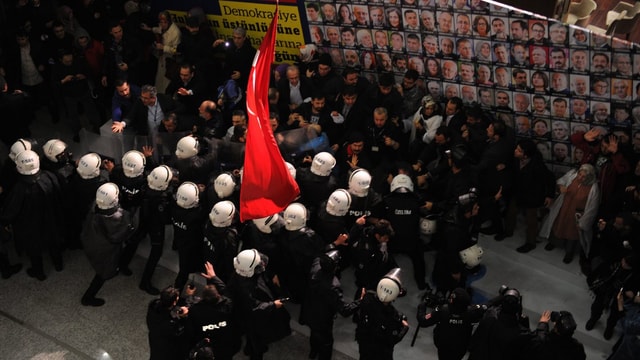 Polizeieinsatz gegen protestierende Mitarbeiter der Zeitung «Zaman»