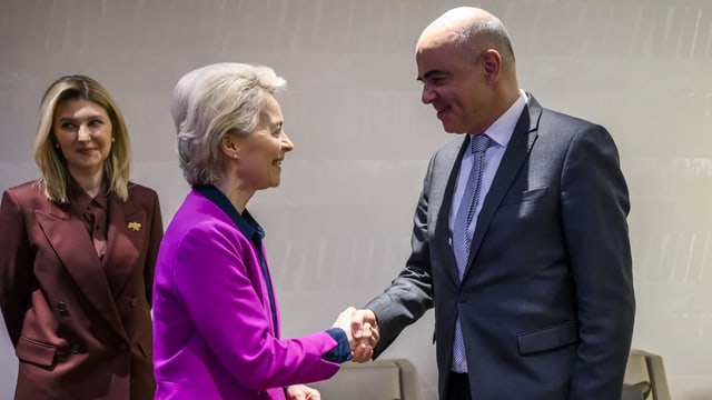 Ursula von der Leyen und Alain Berset schütteln sich die Hand. Links im Bild die ukrainische Firstlady Olena Selenska.