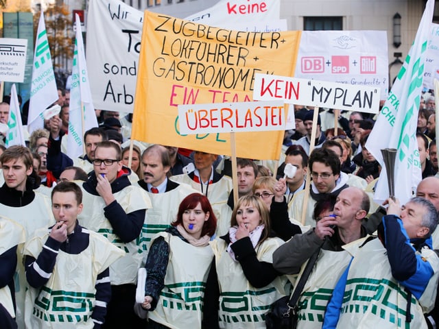 Menschen mit GDL-Shirt und Transparenten.