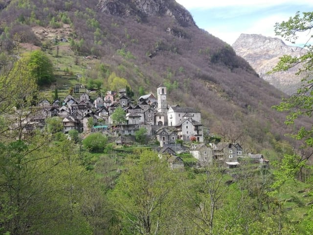 Tessiner Bergdorf Corippo am Hang umgeben von Birken und Kastanien