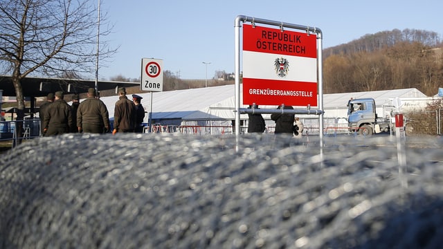 Gerollter Grenzzaun mit Grenzschild zu Österreich