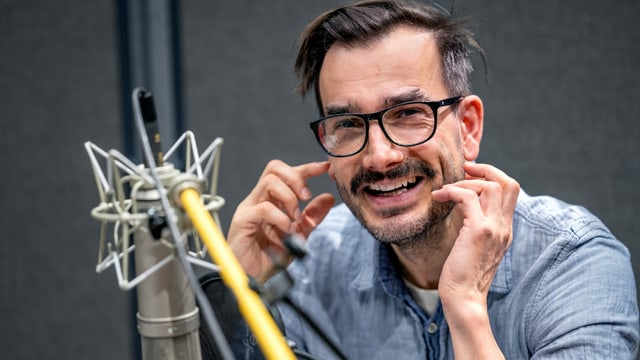 Fabian Krüger im Hörspielstudio.