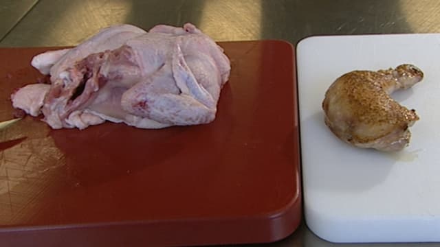 Links ein Brett mit rohem Poulet, rechts ein Brett mit einem gebratenen Schenkel