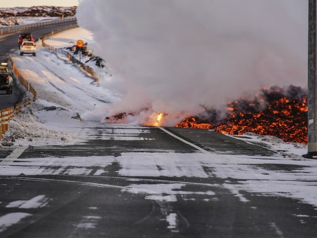 Lava fliesst auf eine Strasse nach Grindavik.