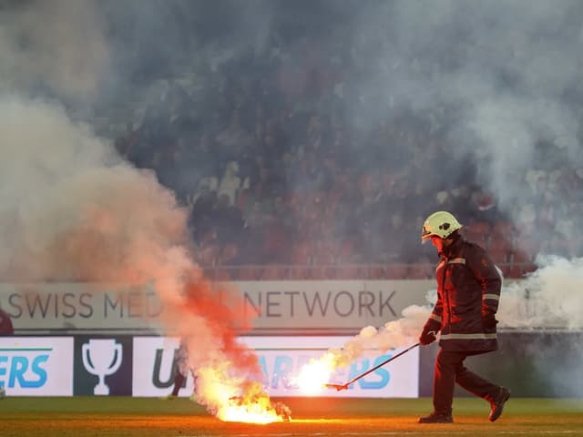 Pyrowurf aufs Feld bei der Partie Sion – GC im Frühling 2019.