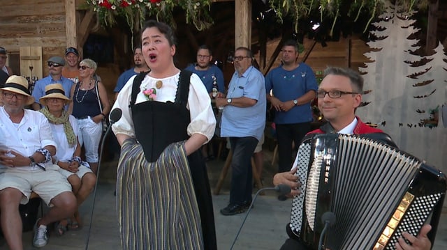 Sakura Kitagawa jodelt in der Tracht.