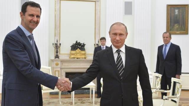 Assad (links) und Putin (rechts) schütteln die Hände