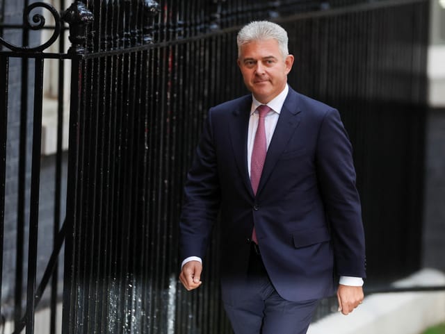 Brandon Lews läuft an der 10th Downing Street.