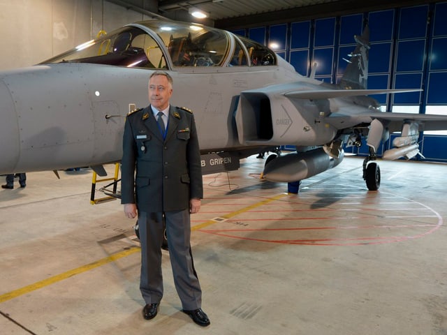 André Blattmann steht vor einem Gripen