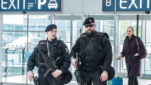 Zwei Polizisten am Flughafen von Brüssel