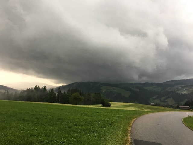 Schwarze schwere Wolken über der Moosegg