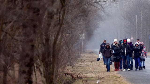 Gruppe von Menschen läuft bei trübem Wetter.