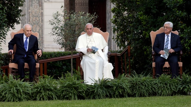 Peres (l.), der Papst und Abbas sitzen in einem Garten.