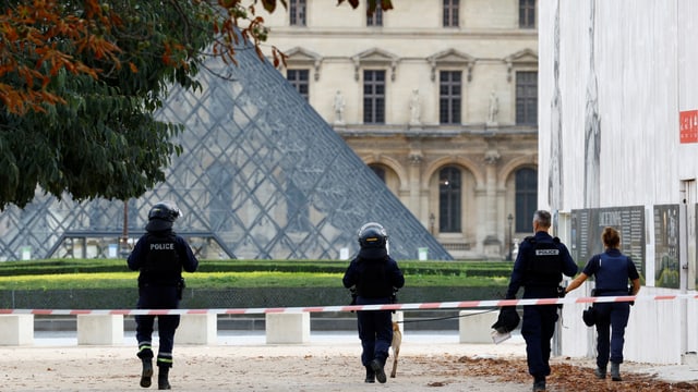 Polizisten und Absperrband vor der Glaspyramide des Louvre