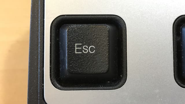 Der ESC hat auf der Computertastatur eine eigene Taste. Sie ist oben links. 