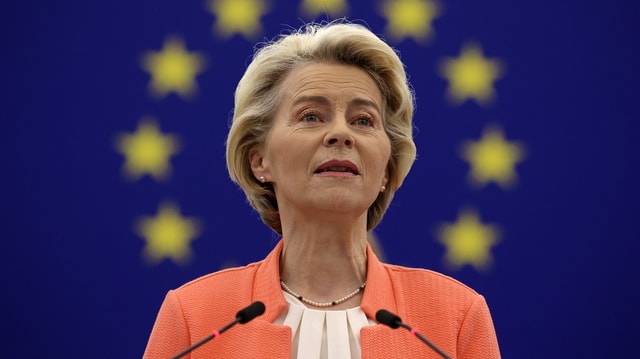 Ursula von der Leyen redet an einem Rednerpult.