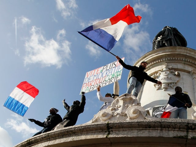 Jugendliche haben eine Statue auf dem Place de la Republique erklommen.