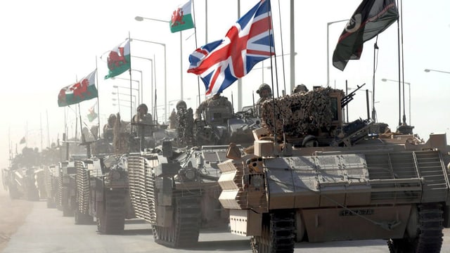 Britische Panzer unterwegs auf einer staubigen Strasse in Irak.