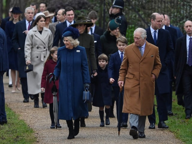 Die Royal Family geht einen Weg entlang.