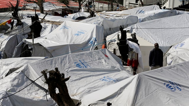 Weisse UNHCR-Zelte in Lesbos von oben.