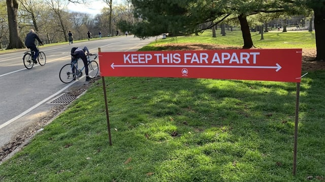 Schild mit den Abstandsregeln