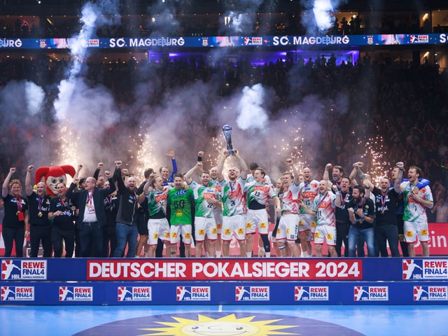 Michael Damgaard und die Magdeburger feiern mit dem Pokal