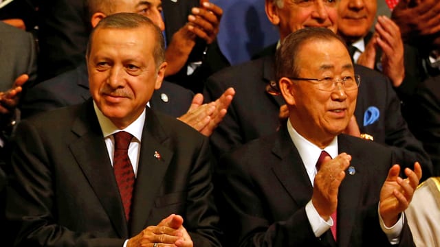 Recep Tayyip Erdogan und Ban Ki Moon sitzen nebeneinander und applaudieren. 