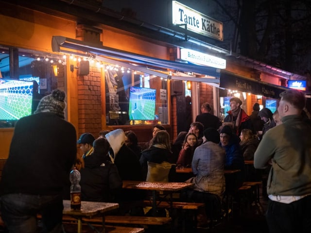 Fans in Berlin schauen Fussball in Winterkleidung