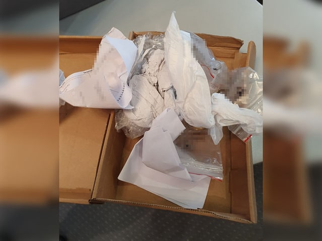 Beschädigtes Paket von Goldschmied.