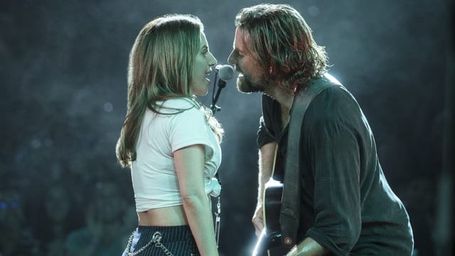 Lady Gaga singt zusammen mit Bradley Cooper.