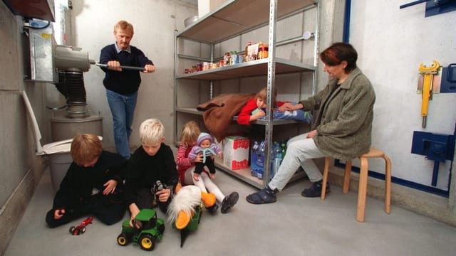 Familie in einem Schutzraum.