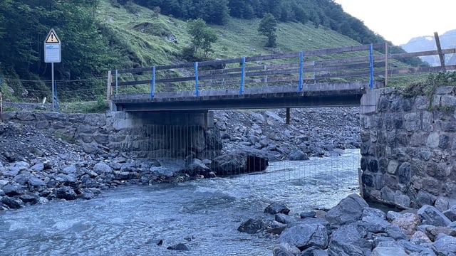 Ein Fluss mit einer Brücke.