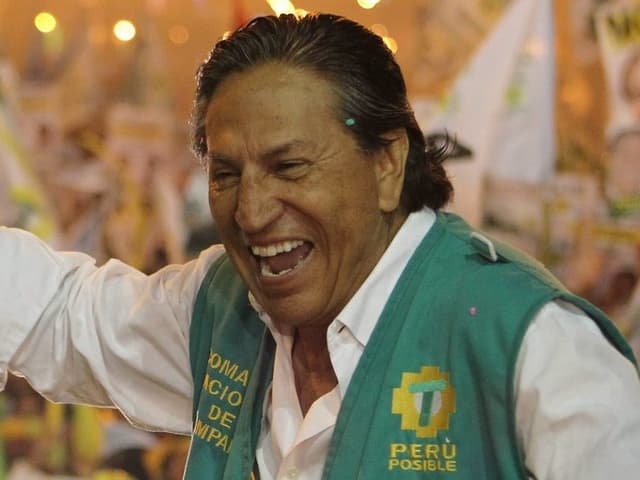 Alejandro Toledo jubelt der Menge zu.