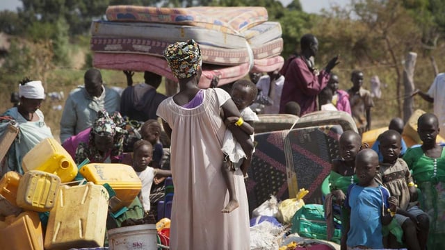 Frauen, Kinder und Männer flüchten über die Südsudanesische Grenze nach Uganda. In ihrem Heimatland können sich die Konfliktparteien nicht auf den Start eines Friedensdialogs einigen. (keystone)