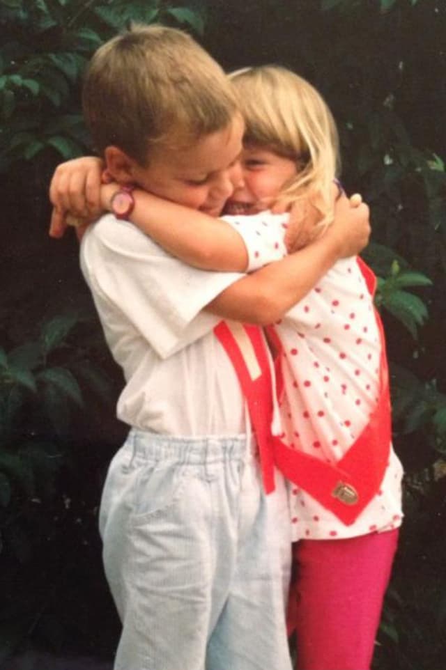 Am ersten Kindergartentag mit meiner Schwester Steffi. Sie kam in den kleinen Kindergarten, ich in den grossen. 