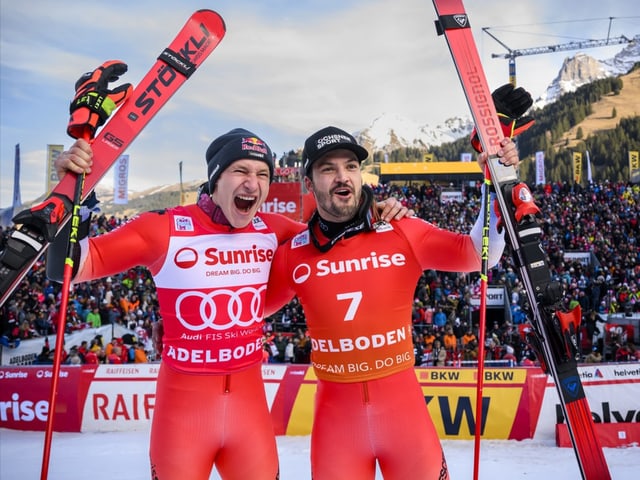 Marco Odermatt und Loïc Meillard nach dem Riesenslalom von Adelboden.