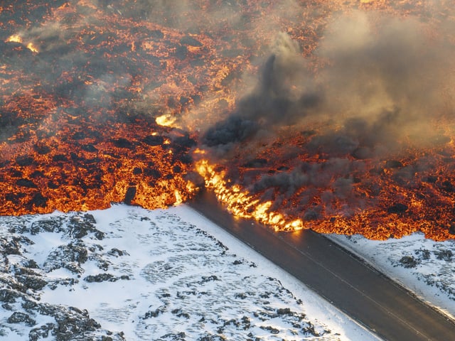 Lava auf der Strasse.