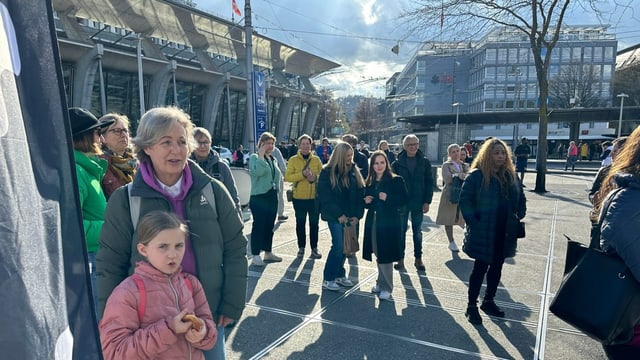 Bahnhofplatz in Luzern gefüllt mit Menschen