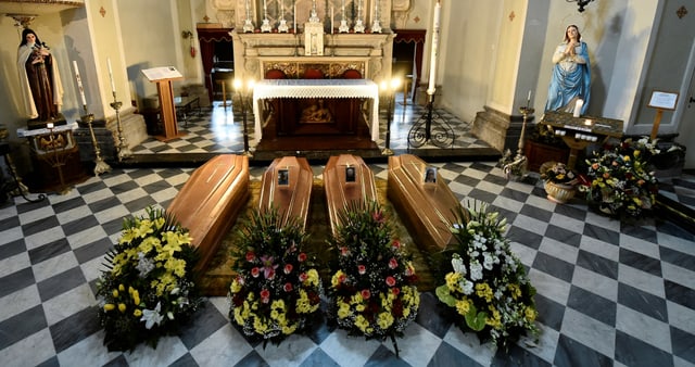 Särge sind in einer Kirche in der Nähe von Bergamo aufgereiht